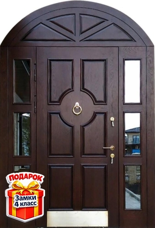 Металлическая арочная парадная дверь с кнокером, отбойником, стеклом и МДФ со шпоном