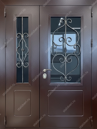 Металлическая полуторастворчатая термодверь с остеклением, решетками, выдавленным рисунком и коричневой полимерной покраской