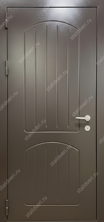 Входная дверь с выдавленным рисунком на металле и порошковым коричневым напылением