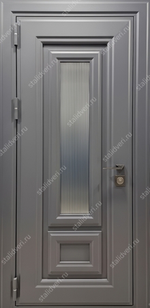 Уличная входная термодверь с металлофиленкой, рифленым остеклением и порошковой покраской серого цвета графит