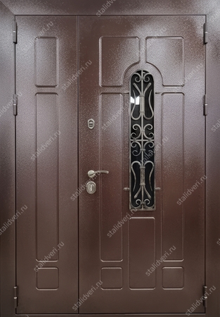 Входная полуторастворчатая термодверь с выдавленным рисунком, ковкой, стеклом и коричневым полимерным окрашиванием