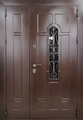 Входная полуторастворчатая термодверь с выдавленным рисунком, ковкой, стеклом и коричневым полимерным окрашиванием