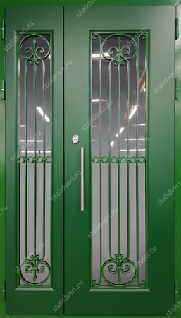 Полуторастворчатая стальная термодверь с большими стёклами, решётками и зелёными панелями МДФ