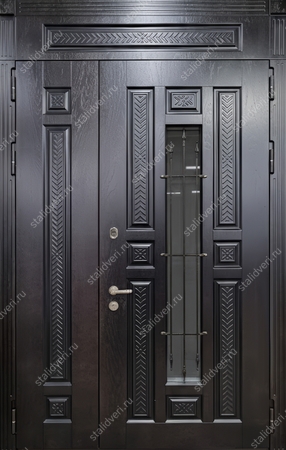 Полуторастворчатая металлическая термодверь с верхней вставкой, ковкой, стеклом и плитами МДФ