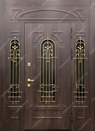 Входная группа с терморазрывом, тремя стёклами и коваными решётками, отделкой МДФ с фрезерованием