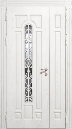 Металлическая полуторастворчатая термодверь с узким стеклом, ковкой и белыми фрезерованными панелями МДФ