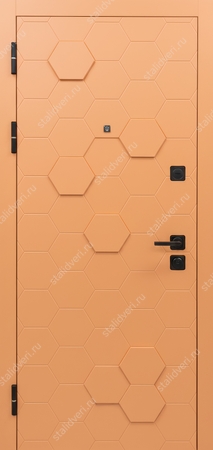 Квартирная стальная дверь с оранжевыми панелями МДФ (RAL 2003) с фрезеровкой «гексагон» Квартирная стальная дверь с оранжевыми панелями МДФ (RAL 2003) с фрезеровкой «гексагон»