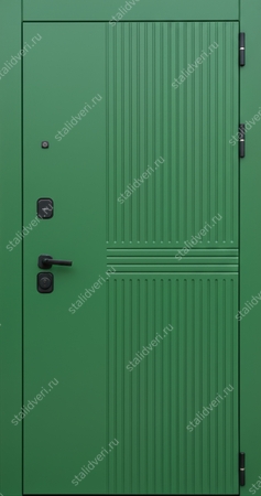 Стальная дверь в квартиру с окрашенными панелями МДФ зеленого цвета (RAL 6010) Стальная дверь в квартиру с окрашенными панелями МДФ зеленого цвета (RAL 6010)