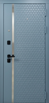 Входная дверь с панелями MDF RAL 5024 с фрезеровкой «соты» и нержавеющей полоской Входная дверь с панелями MDF RAL 5024 с фрезеровкой «соты» и нержавеющей полоской