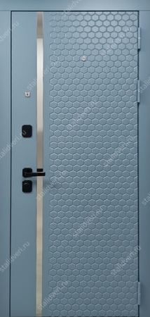 Входная дверь с панелями MDF RAL 5024 с фрезеровкой «соты» и нержавеющей полоской Входная дверь с панелями MDF RAL 5024 с фрезеровкой «соты» и нержавеющей полоской