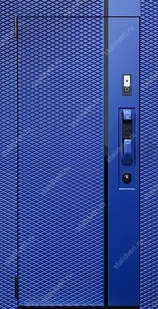 Стальная современная дверь с синими фрезерованными панелями МДФ (RAL 5002) и «умным» электронным замком Стальная современная дверь с синими фрезерованными панелями МДФ (RAL 5002) и «умным» электронным замком