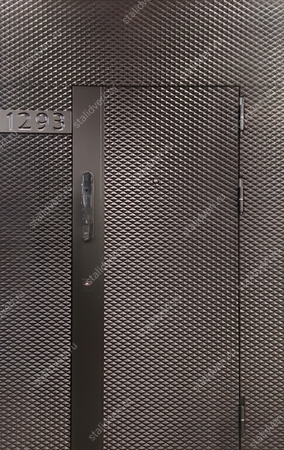 Металлическая дверь с дополнительными вставками, фрезерованными панелями МДФ и электронным замком Металлическая дверь с дополнительными вставками, фрезерованными панелями МДФ и электронным замком