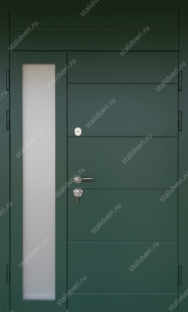Полуторастворчатая входная термодверь с фрамугой, стеклом сбоку и отделкой зелеными панелями МДФ (RAL 6004) Полуторастворчатая входная термодверь с фрамугой, стеклом сбоку и отделкой зелеными панелями МДФ (RAL 6004)