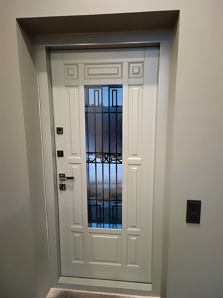 Входная уличная дверь с остеклением и сварной решеткой Входная уличная дверь с остеклением и сварной решеткой