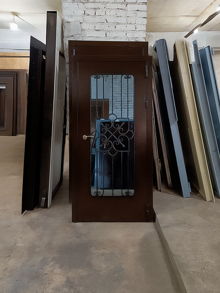 Железная дверь с порошковым окрасом остекление более половины полотна Железная дверь с порошковым окрасом остекление более половины полотна